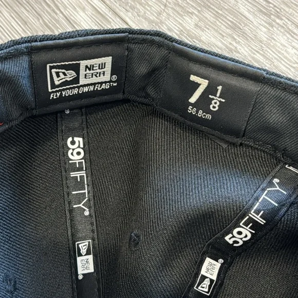 Toronto Blue Jays New Era Fitted Baseball Hat Cap 7 1/8 Black Logo - Picture 2 of 11